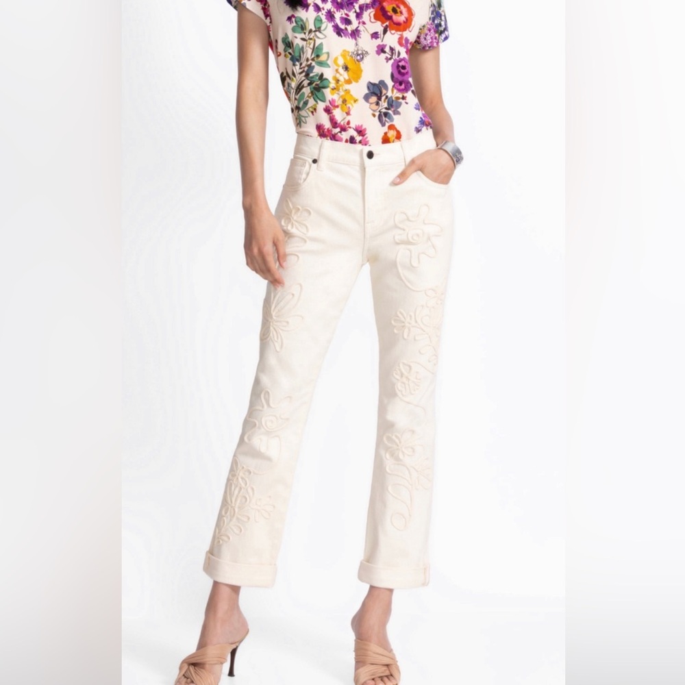 Johnny Was Ecru Embroidered Boyfriend Jeans. 26. NWT.